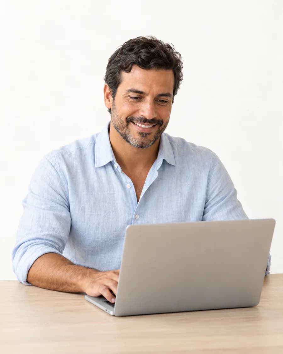 Síndico trabalhando com tranquilidade em seu notebook